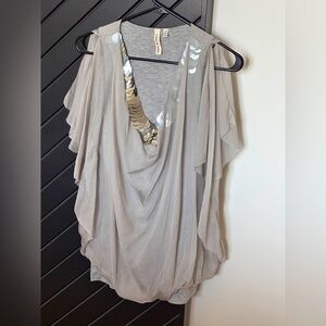 Rob and Nikki unique showstopper top. Size XS. Sequins V neckline.